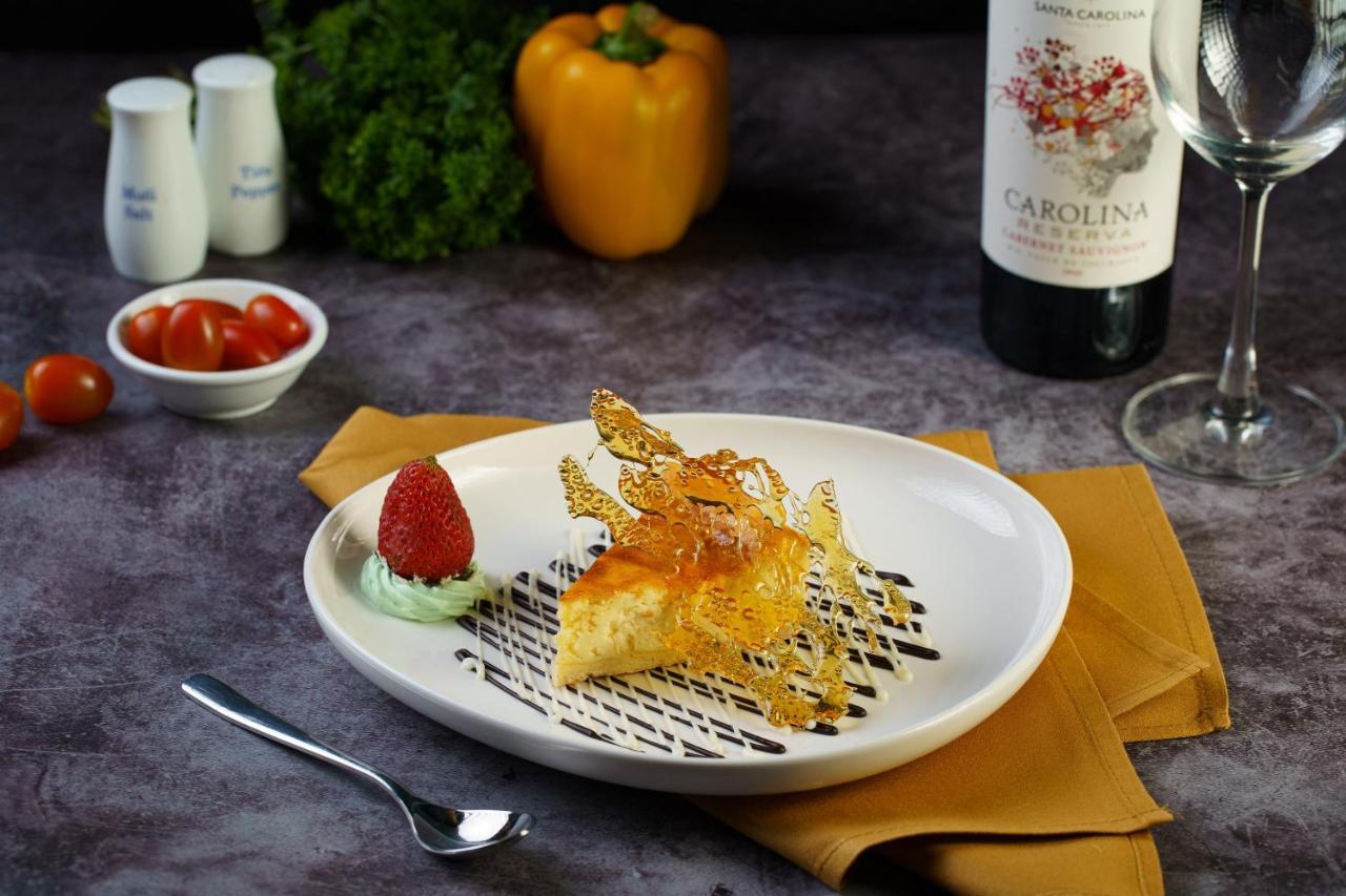 Grand Sunrise Palace Hoi An- A Luxury Indochine Hotel & Spa Exterior foto A cheesecake with a caramel lattice