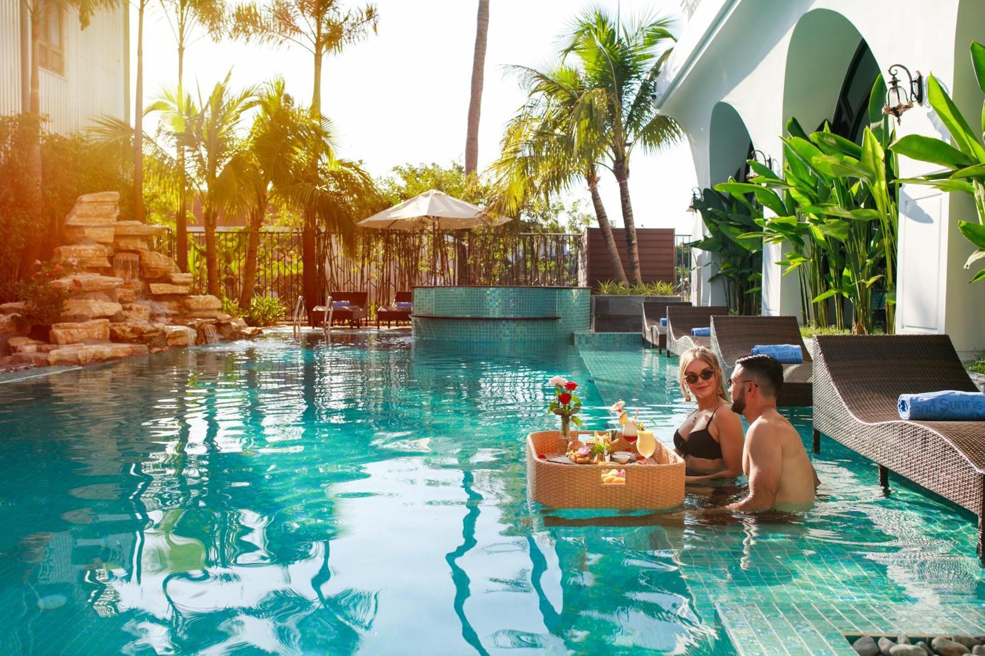 Grand Sunrise Palace Hoi An- A Luxury Indochine Hotel & Spa Exterior foto The swimming pool at the hotel